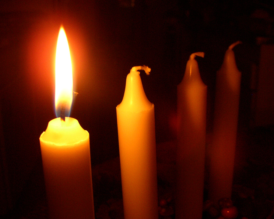 9550-close-up-of-a-first-lit-advent-candel-pv